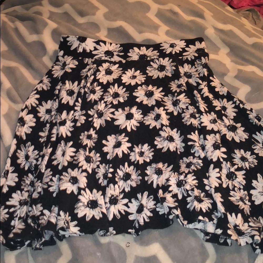 Black skirt with white Daisy’s